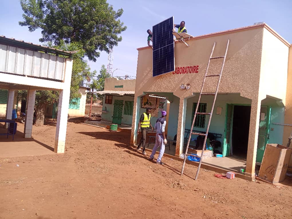 ADER-COV supervising the installation of solar panels at the Pelengana community health center, December 2025.